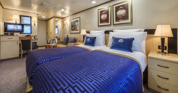 CUNARD Queen Elizabeth EF 2.jpg